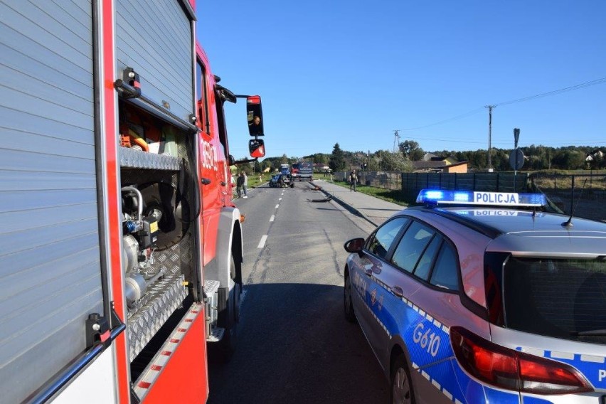 Wypadek w Kończyskach na drodze wojewódzkiej nr 980. Dwie osoby trafiły do szpitala. Policja ustala okoliczności zderzenia [ZDJECIA]