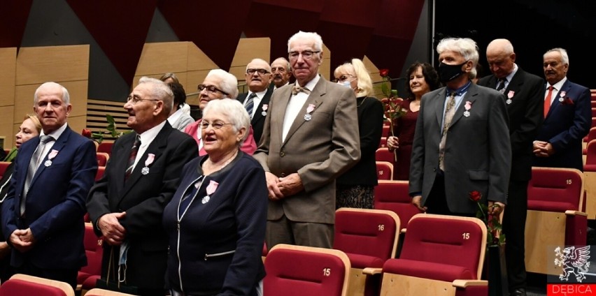 Złote Gody w Dębicy. Blisko 50 par świętowało jubileusz 50-lecia pożycia małżeńskiego [ZDJĘCIA]