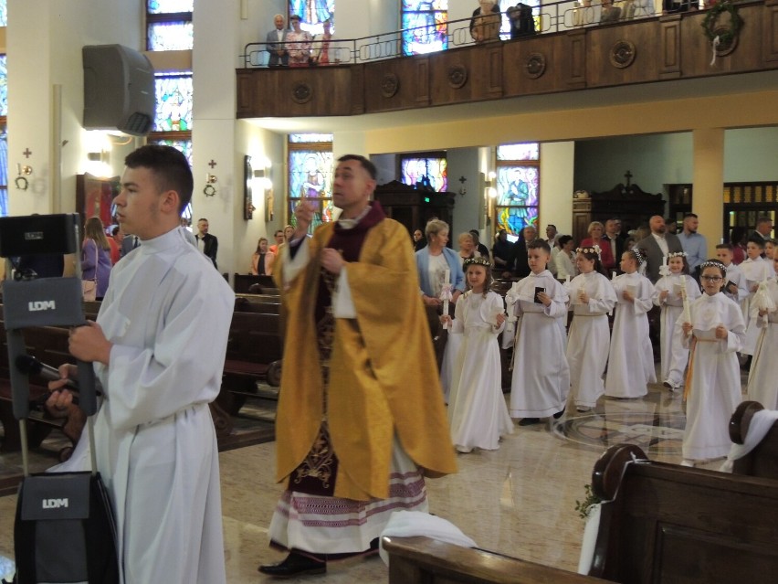 Ostatnia grupa dzieci z parafii pw. Św. Wojciecha w Wągrowcu przystąpiła do sakramentu Pierwszej Komunii Świętej