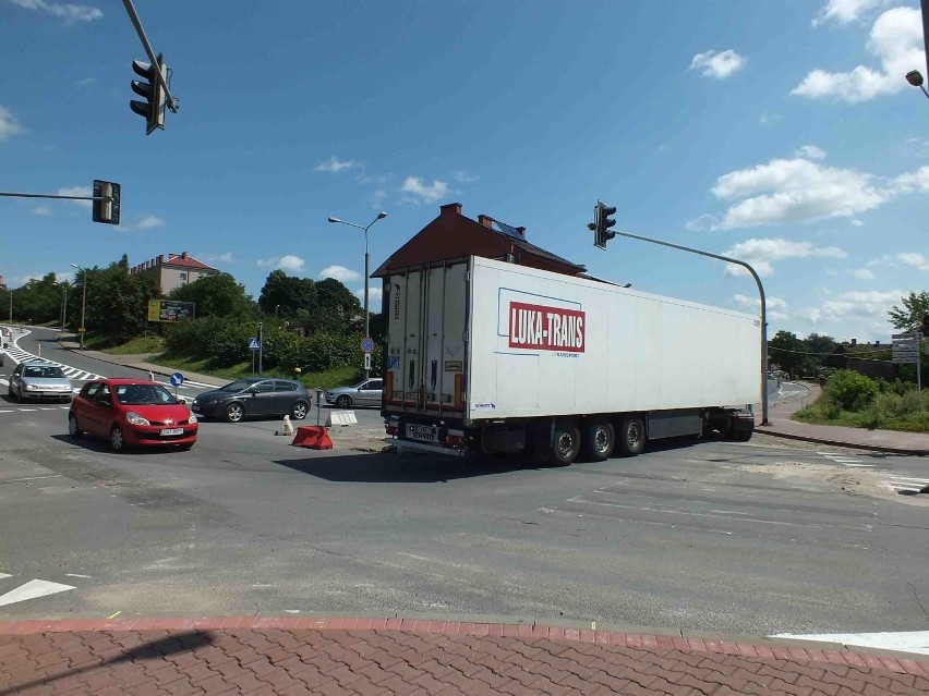 Trwa budowa ronda na skrzyżowaniu w Starachowicach. Są chwilowe perturbacje w ruchu pojazdów [ZDJĘCIA]