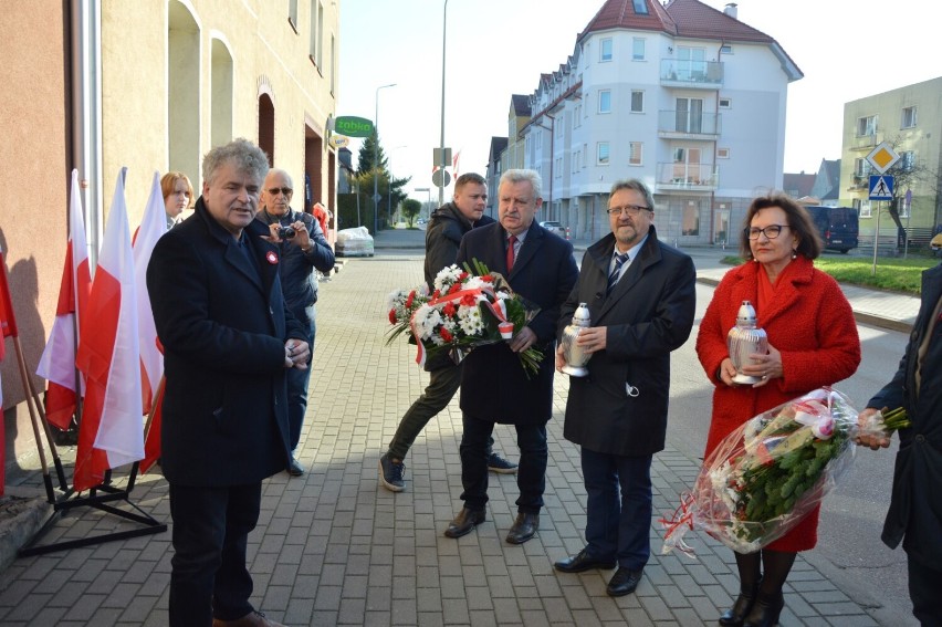 Lębork. Z okazji Święta Niepodległości złożyli kwiaty przy pamiątkowej tablicy na Targowej 48