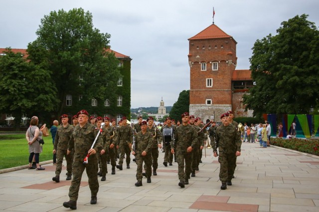 Żołnierze podczas inauguracji 43. Marszu Szlakiem I Kompanii Kadrowej w Krakowie