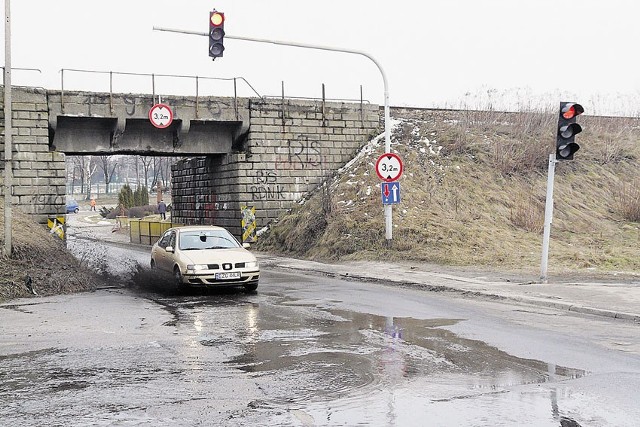 Ogromne rozlewisko powstało pod wiaduktem przy ul. Szczawińskiej w Zgierzu.