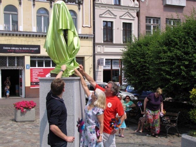 Na pl. Hallera odsłonięto figurę Lata