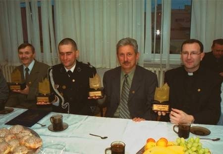 Laureaci samorządowej nagrody: (od lewej) Ryszard Borys, Roman Kosiecki, Marek Modrzejewski i ks. Andrzej Kuniszewski.