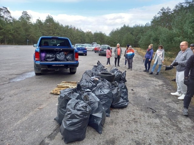 Fani motoryzacji z Grudziądza, Świecia i okolic sprzątali las przy lotnisku w Osiu