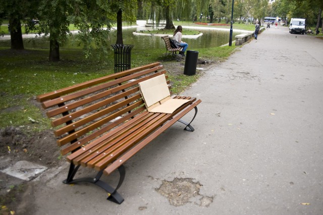 Nowe ławki postawiono wzdłuż głównej alei w Parku Krakowskim.