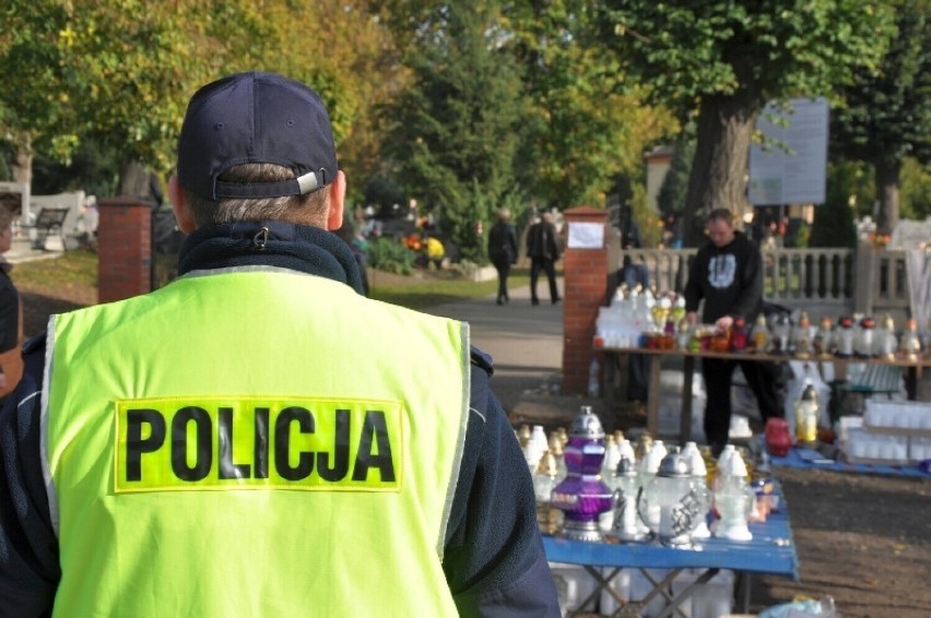 Cmentarz w Żarach. Zmiana organizacji ruchu przy cmentarzu komunalnym w Żarach. Rozkład jazdy autobusów we Wszystkich Świętych