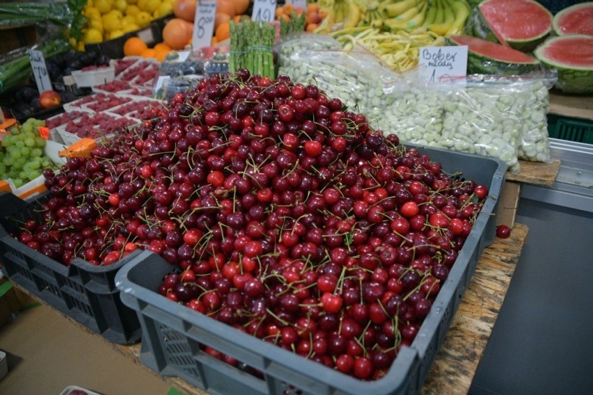 Na targowisku "Przy Śląskiej" w Radomiu mimo deszczu wiele osób robiło zakupy. Sprawdź aktualne ceny warzyw i owoców - zdjęcia