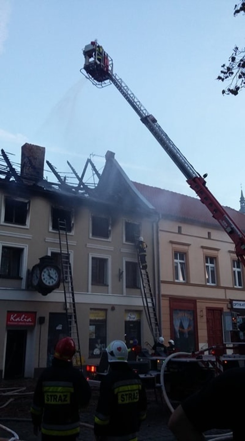 Pożar dachu kamienicy w Chełmnie wybuchł przed g. 16. Trzy...