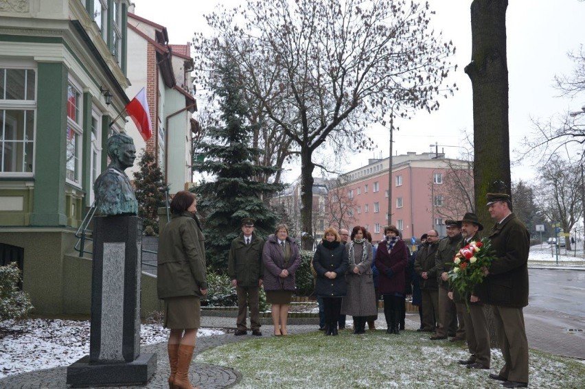 Nadleśnictwo Kwidzyn. Lesnicy złożyli kwiaty pod pomnikiem Bolesława Usowa