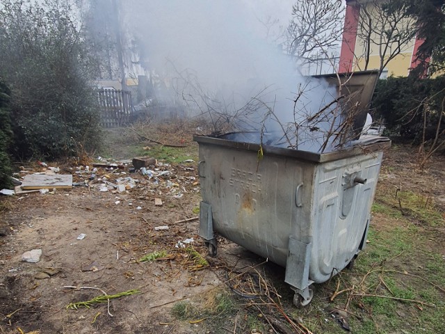 Na Szwederowie jeden z budowlańców spalał odpady poremontowe w kontenerze na śmieci.