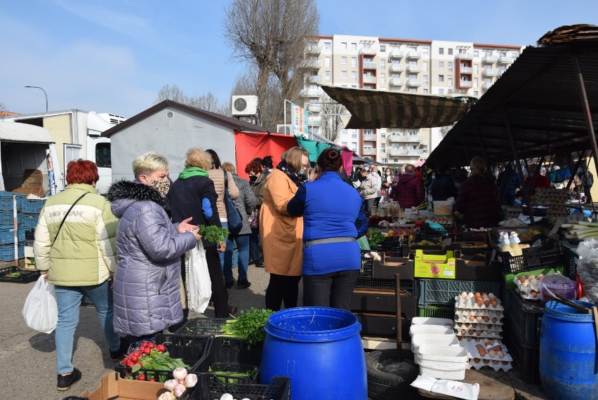 Ryneczek na Dobrzecu w Kaliszu. Tutaj w sobotę handel kwitł