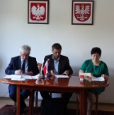 Gmina Klucze wyremontuje dwanaście odcinków dróg gminnych. Wójt podpisał umowę na realizację inwestycji. ZDJĘCIA
