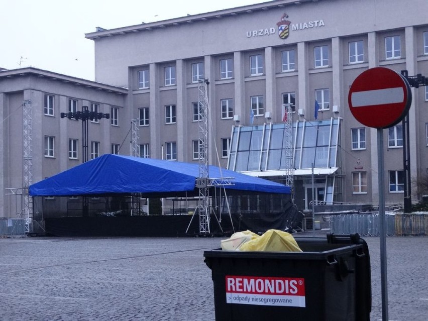 Plac przed urzędem miasta w Sosnowcu wysprzątany po Sylwestrze [ZDJĘCIA]