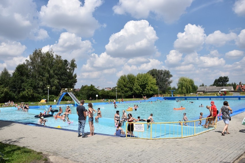 Aktywna sobota na wieluńskim basenie. Turniej siatkówki i akcja edukacyjna służb mundurowych [ZDJĘCIA]