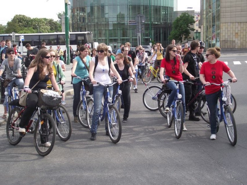 Około 70 osób pojechało rowerami z placu Mickiewicza na...