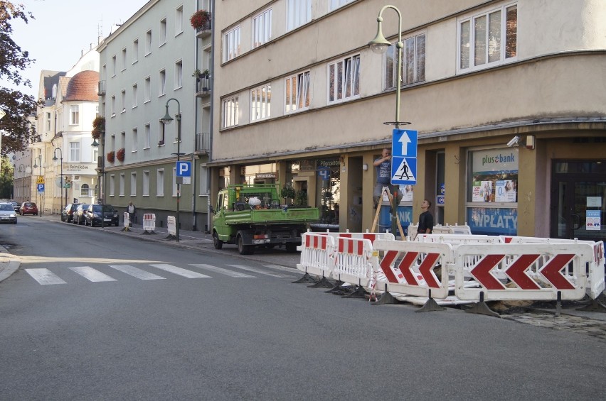 Znak informujący o nowej organizacji ruchu na ul. Książąt...