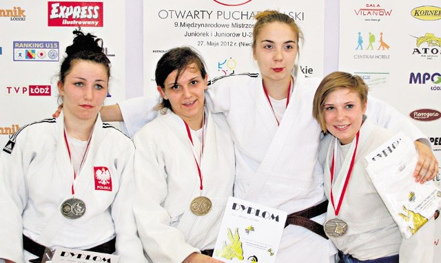Po walkach, ale z dyplomami: (od prawej) brązowa medalistka Beata Wichan z Gwardii Łódź