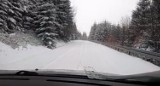 Zima powróciła w Karkonosze. Zaśnieżona droga na przełęcz Okraj FILM