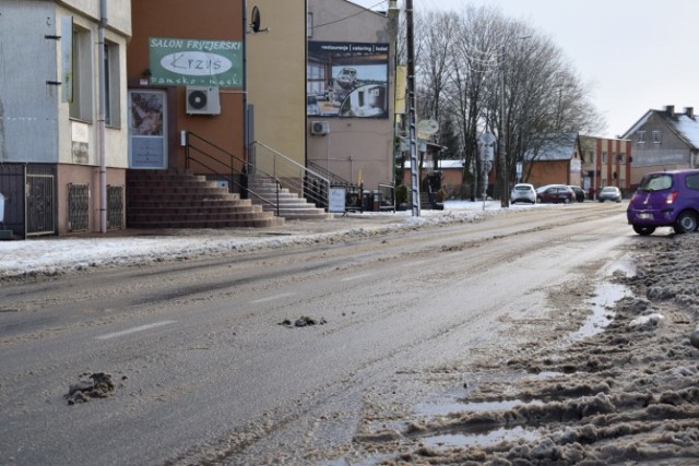 Nowy Dwór Gdański. Trudne warunki do jazdy to efekt intensywnych opadów śniegu. Na wielu trasach wciąż leży śnieg i jest bardzo ślisko. Uważać powinni również piesi. Na części chodników zalega mokry, bardzo śliski śnieg.