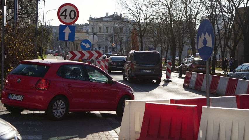 Plac Orląt Lwowskich zamknięty. Wybierzcie inną drogę!