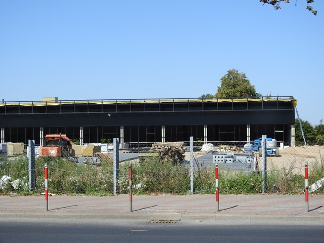 W centrum miasta, przy ruchliwej ulicy Al. Legionów powstaje centrum handlowo-usługowe