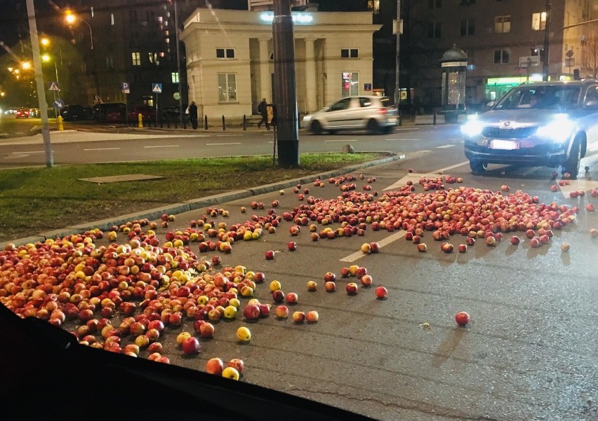 Plac Unii Lubelskiej cały w jabłkach. Nikt nie próbował ich sprzątać. Jabłka wysypali protestujący rolnicy