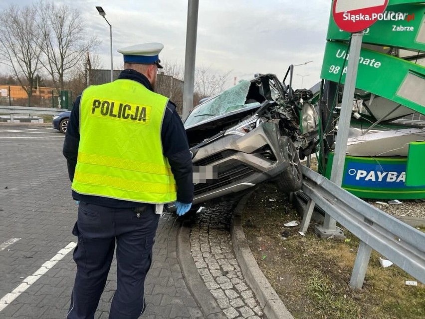 Pościg policyjny w Zabrzu. To mogło zakończyć się tragedią! Samochód uderzył w słup w Rudzie Śląskiej 