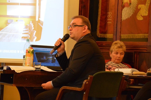 Marcin Kosiorek na sesji RM w Łowiczu przedstawia mocno krytykowaną koncepcję nowej spółki