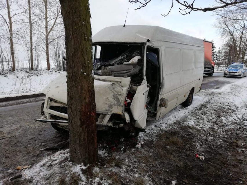 W Łebieńskiej Hucie w gminie Szemud volkswagenem uderzył w drzewo