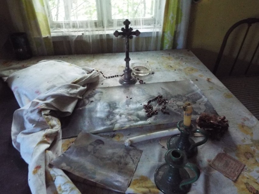 Opuszczony dom na Śląsku. Na stole krzyż, na półce butelka po spirytusie... - zobacz te ZDJĘCIA