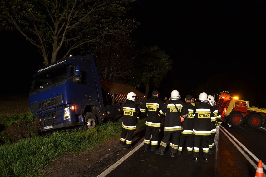 Ciężarówka wpadła do rowu w Witaszycach - zdjęcia