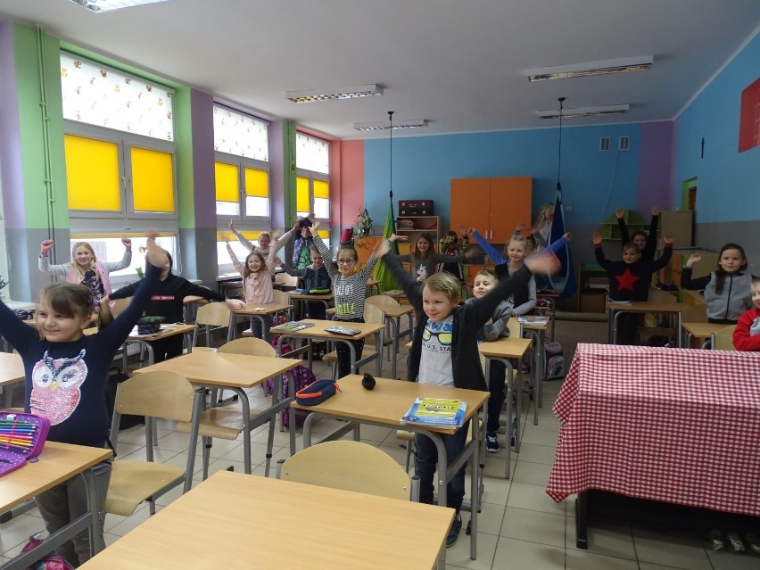 Szkoły w Zduńskiej Woli znów otwarte. Dzieci z klas I-III wróciły na lekcje ZDJĘCIA