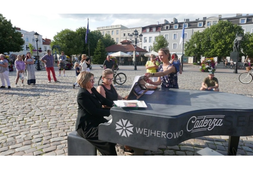 Jedyny taki instrument na świecie. Wyjątkowy fortepian stanął na rynku w Wejherowie. Pierwsze koncerty już na nami | ZDJĘCIA