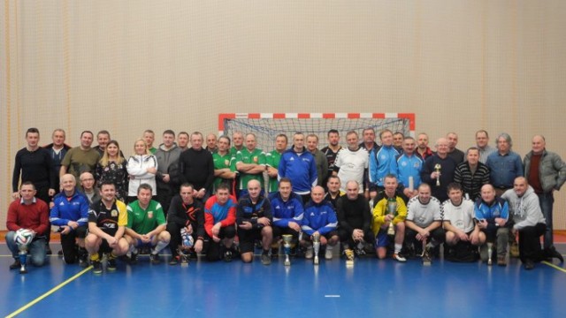 Towarzystwo Sportowe „Jupiter”, które działa przy bełchatowskiej elektrowni było organizatorem turnieju piłki nożnej dla oldbojów „45+”, który odbył się w Szczercowie.