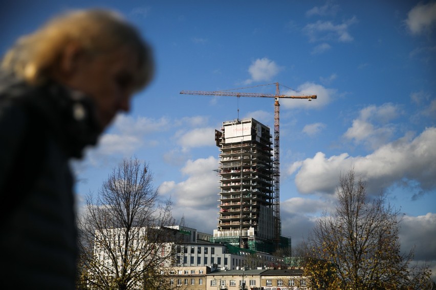 Kraków. Natężenie prac przy przebudowie "szkieletora". Najwyższy wieżowiec w mieście ma powstać do końca roku [ZDJĘCIA]