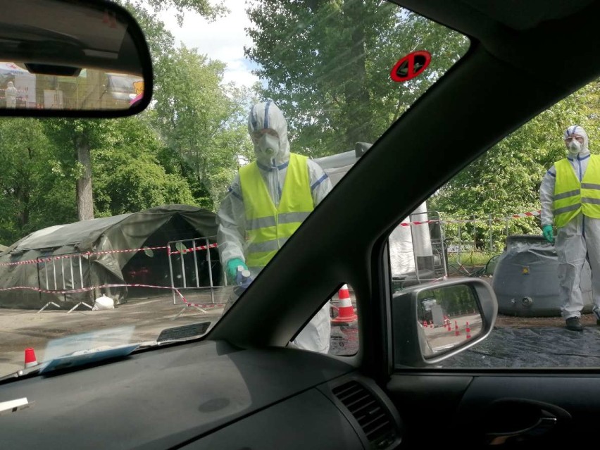 Gniezno: punkt pobrań na koronawirusa ze środka auta [FOTO, FILM]