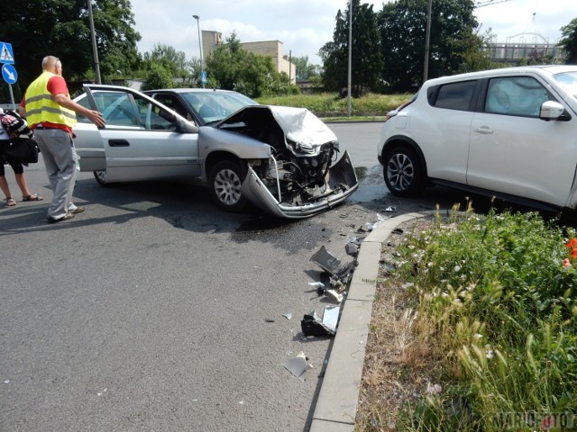 Na skrzyżowaniu ul. Armii Krajowej i Fabrycznej w Opolu zderzyły się trzy samochody.