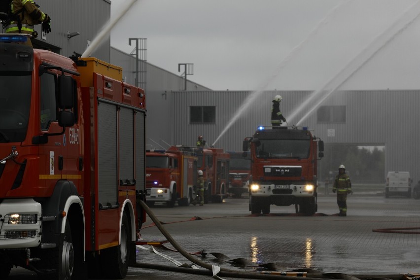 Kilkanaście zastępów straży pożarnej wysłano do fabryki mebli w Wągrowcu