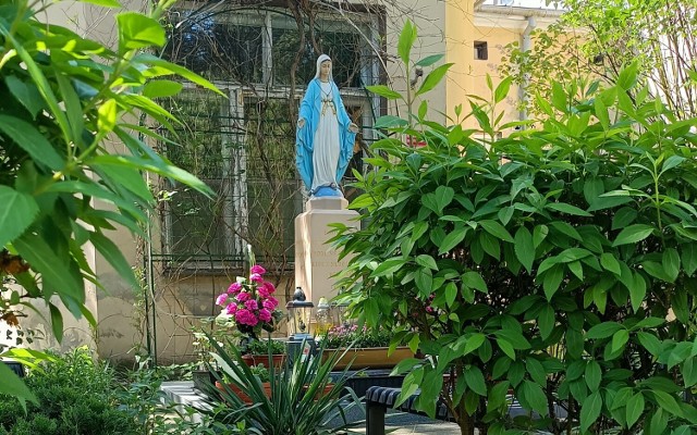 Z tradycją związana jest także figurka Matki Boskiej Niepokalanego Poczęcia znajdująca się na terenie tzw. starego szpitala w Sieradzu