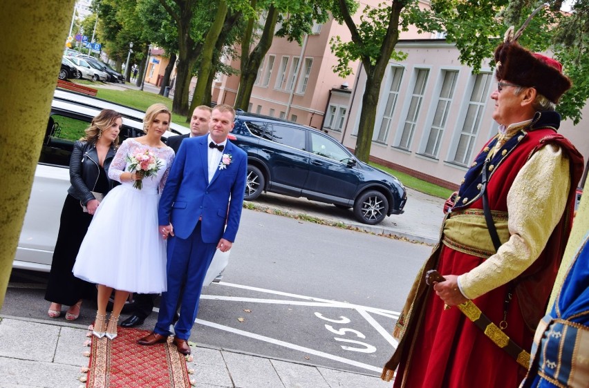Prezydent Sieradza udzielił ślubu. Dla Pawła Osiewały był to debiut w tej roli