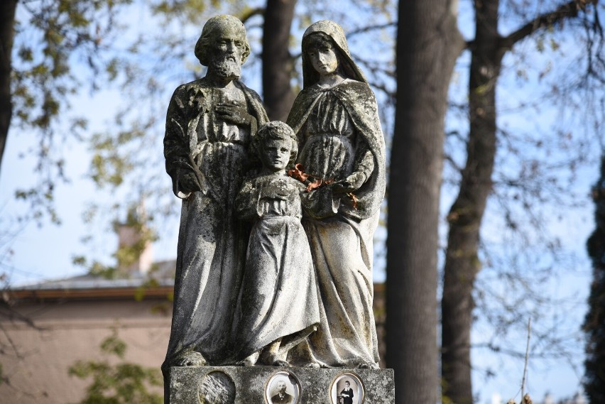 Stary Cmentarz w Jarosławiu to miejsce, w którym znajduje...