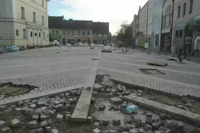 KOŚCIAN. Rynek nadal jest placem budowy, widać jednak jak będzie wyglądała płyta głównego placu miasta, a także - fontanna