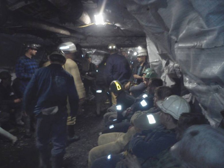Trwa protest w kopalni Pokój. 102 górników pod ziemią, miasto zbiera śpiwory [ZDJĘCIA]