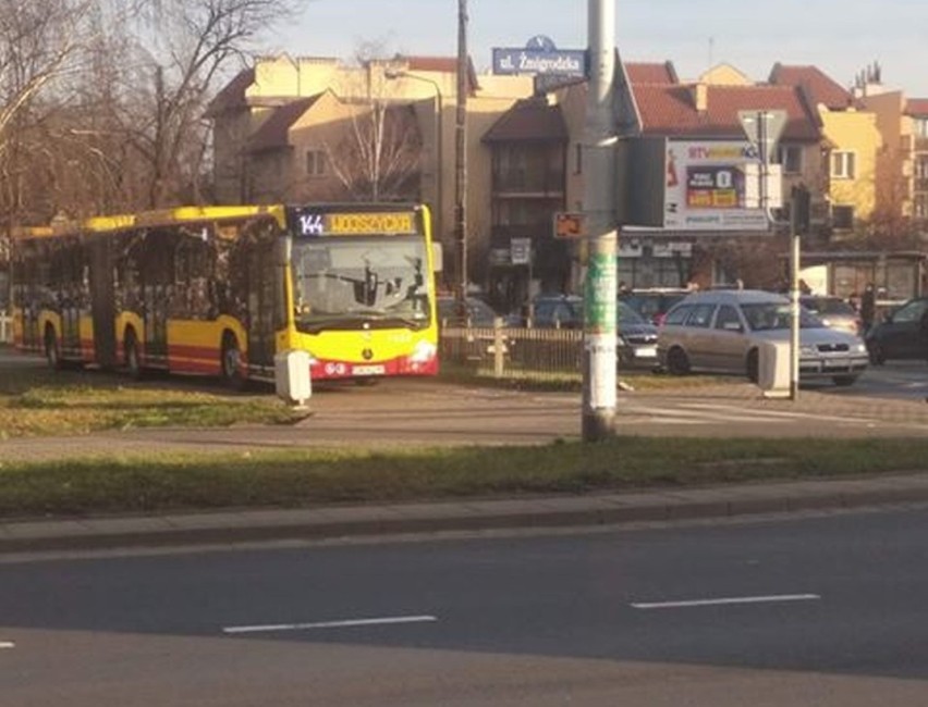 Po chodniku, po ścieżce rowerowej. Tak jechał autobusem kierowca MPK we Wrocławiu! [ZDJĘCIA] 