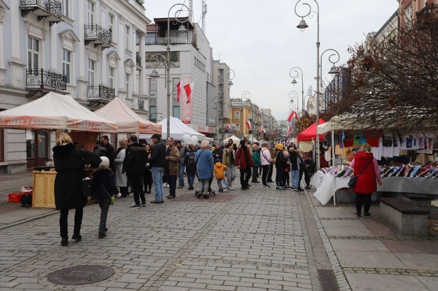 Ależ pyszności! Na ulicy Sienkiewicza rozpoczął się Regionalny jarmark "Gęsina Świętego Marcina". Zobaczcie zdjęcia