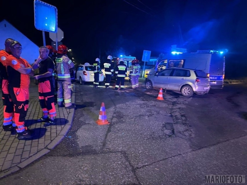 Wypadek w Kępie pod Opolem. Zderzyły się dwa samochody - skoda i volkswagen. Do szpitala trafiły dwie osoby