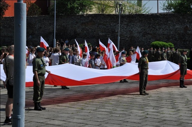 Pancerniacy z biało-czerwoną w Dniu Flagi Rzeczypospolitej Polskiej - Żagań, 2 maja 2012.