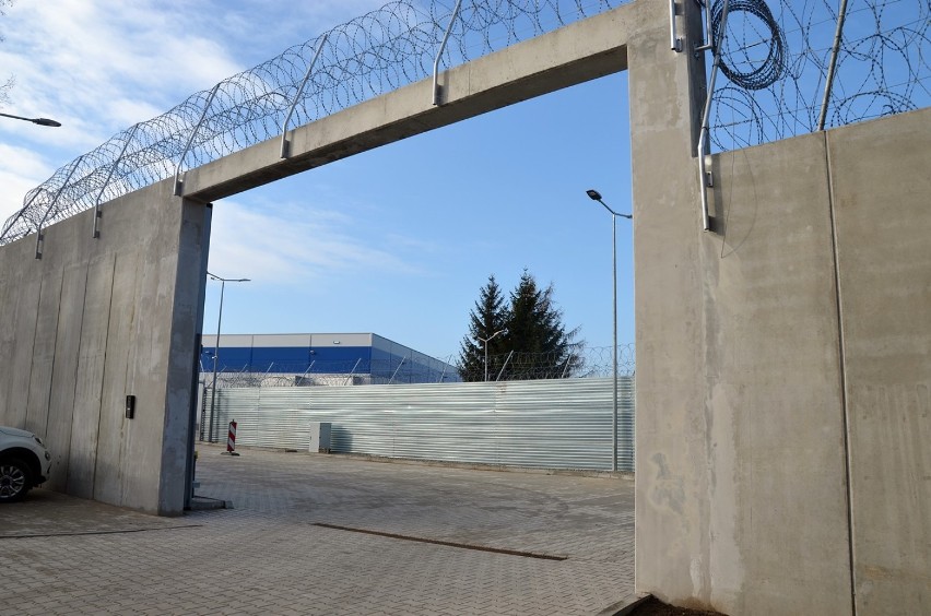 Za tą wielką betonową bramą będzie działać fabryka mebli...